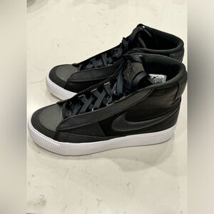 NIKE Women’s Blazer Mid Victory in Black Size: 7